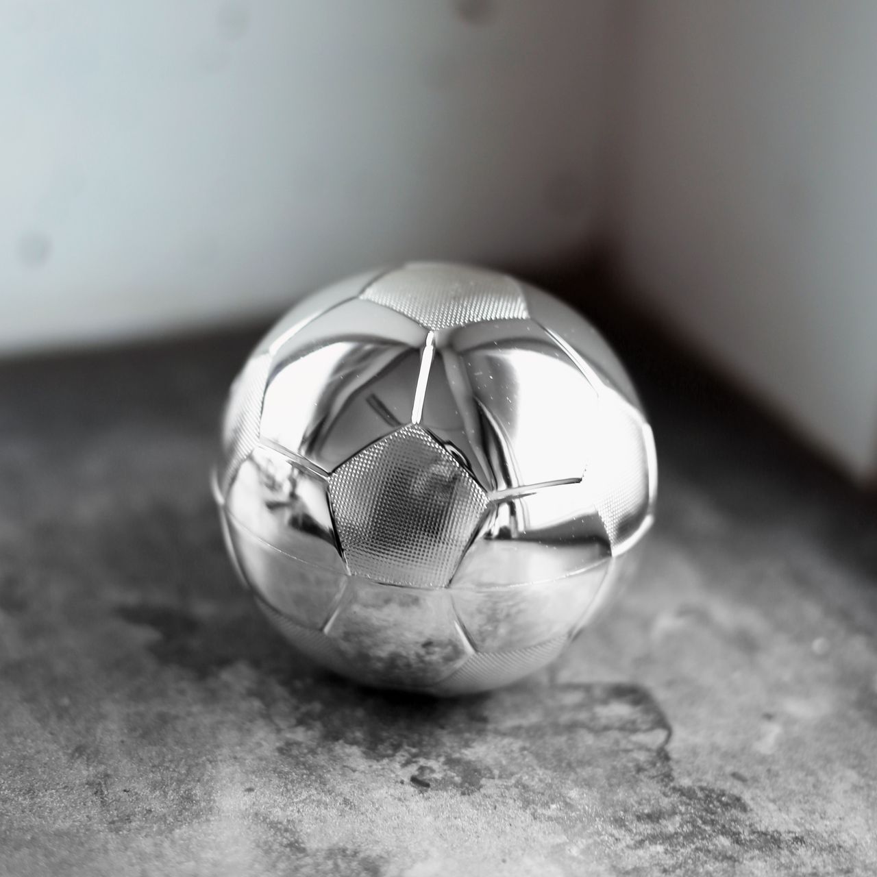Versilberte Sparbüchse Fußball
