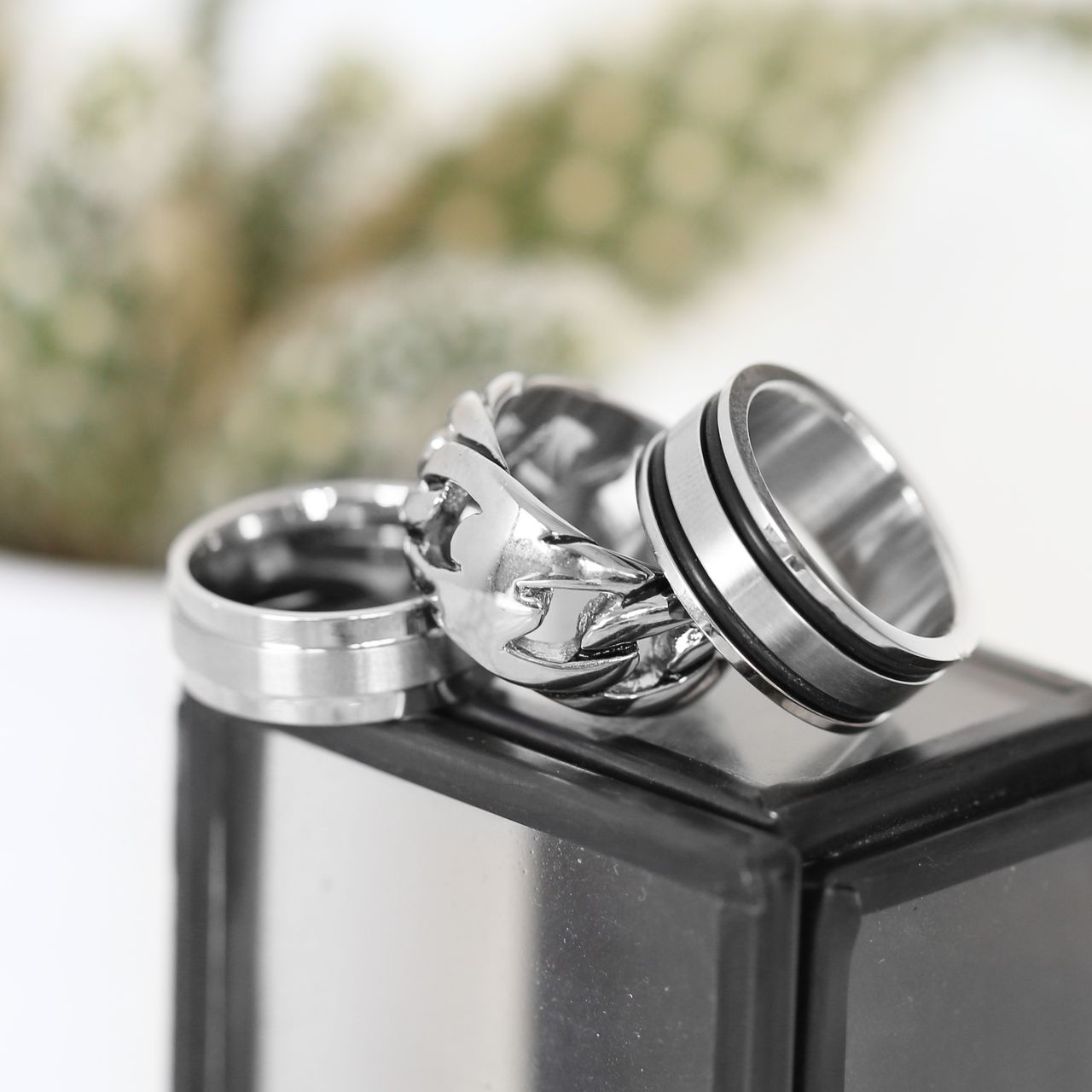 Gerecycleerd stainless steel herenring met zwarte accenten