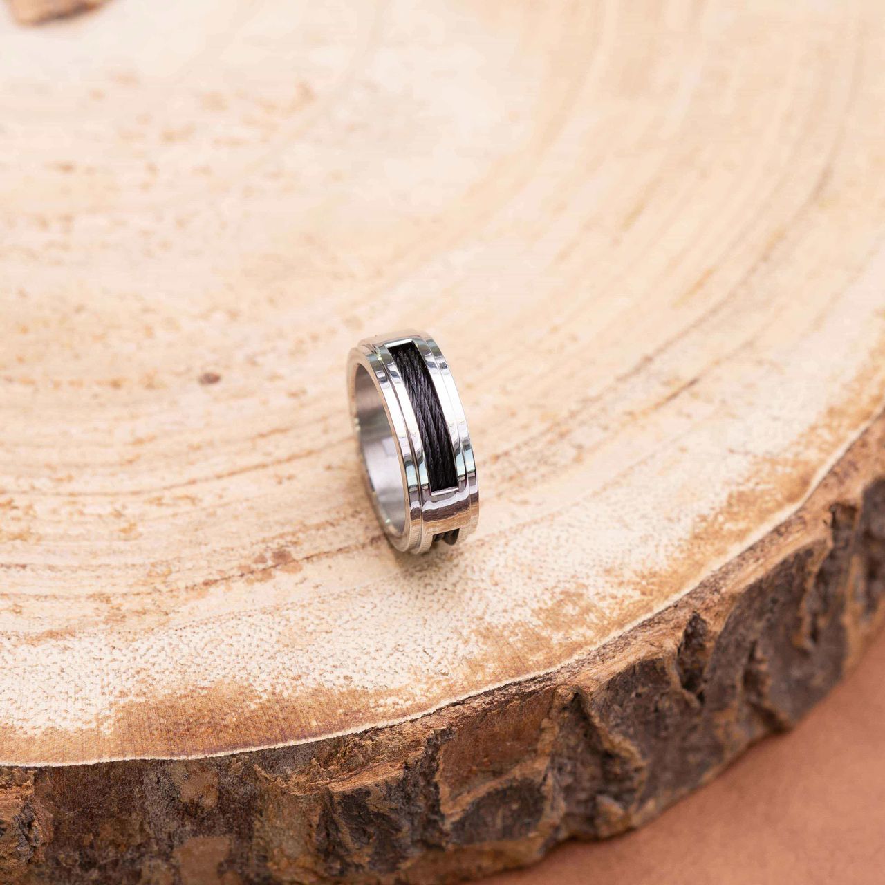 Gerecycled stalen herenring met zwarte kabel