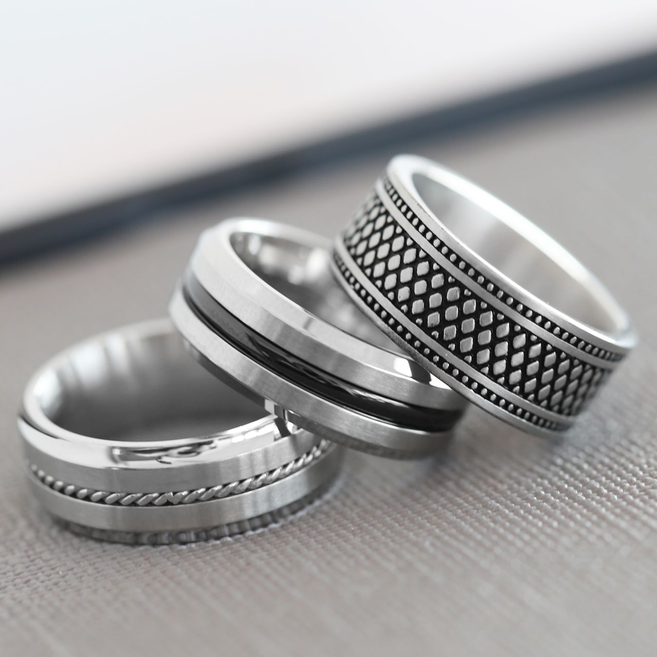 Herrenring aus Edelstahl mit schwarzem Streifen