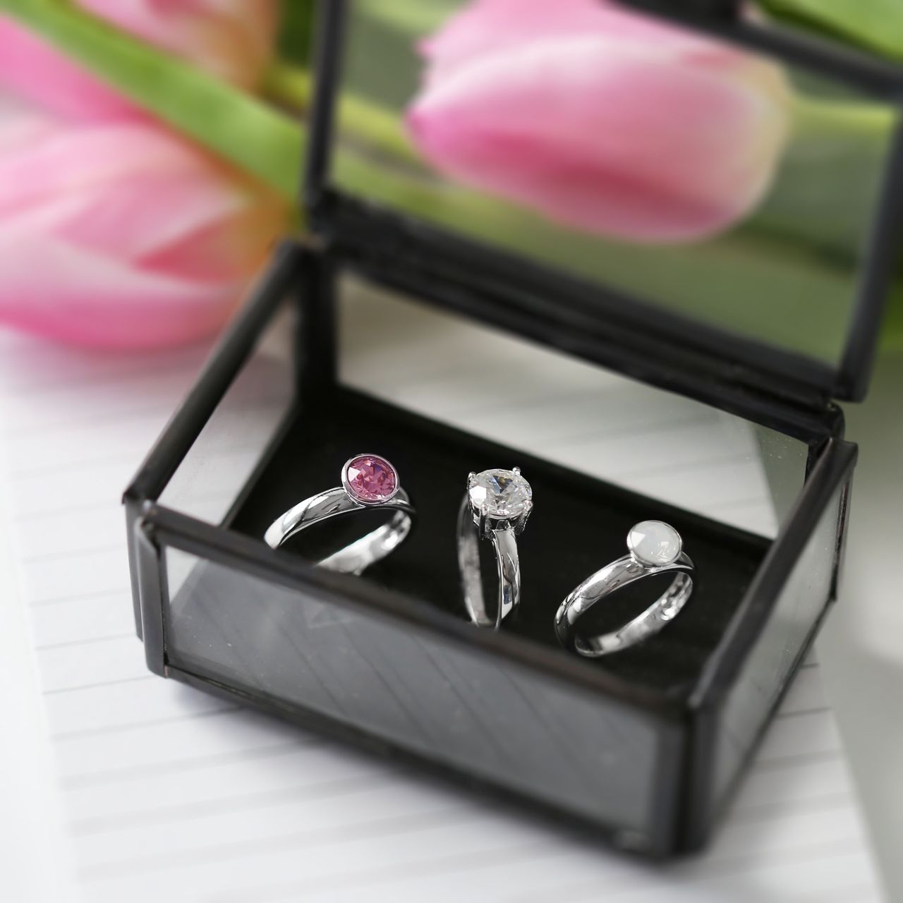 Zilveren ring met witte kristal