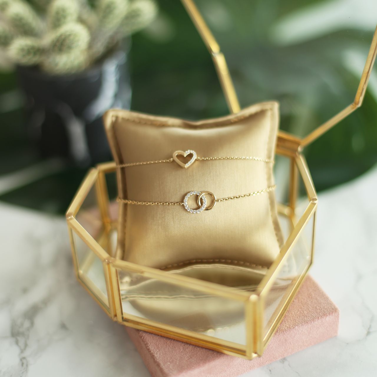 Guess goldplated fantasiearmband met hanger met zirkonia voor dames