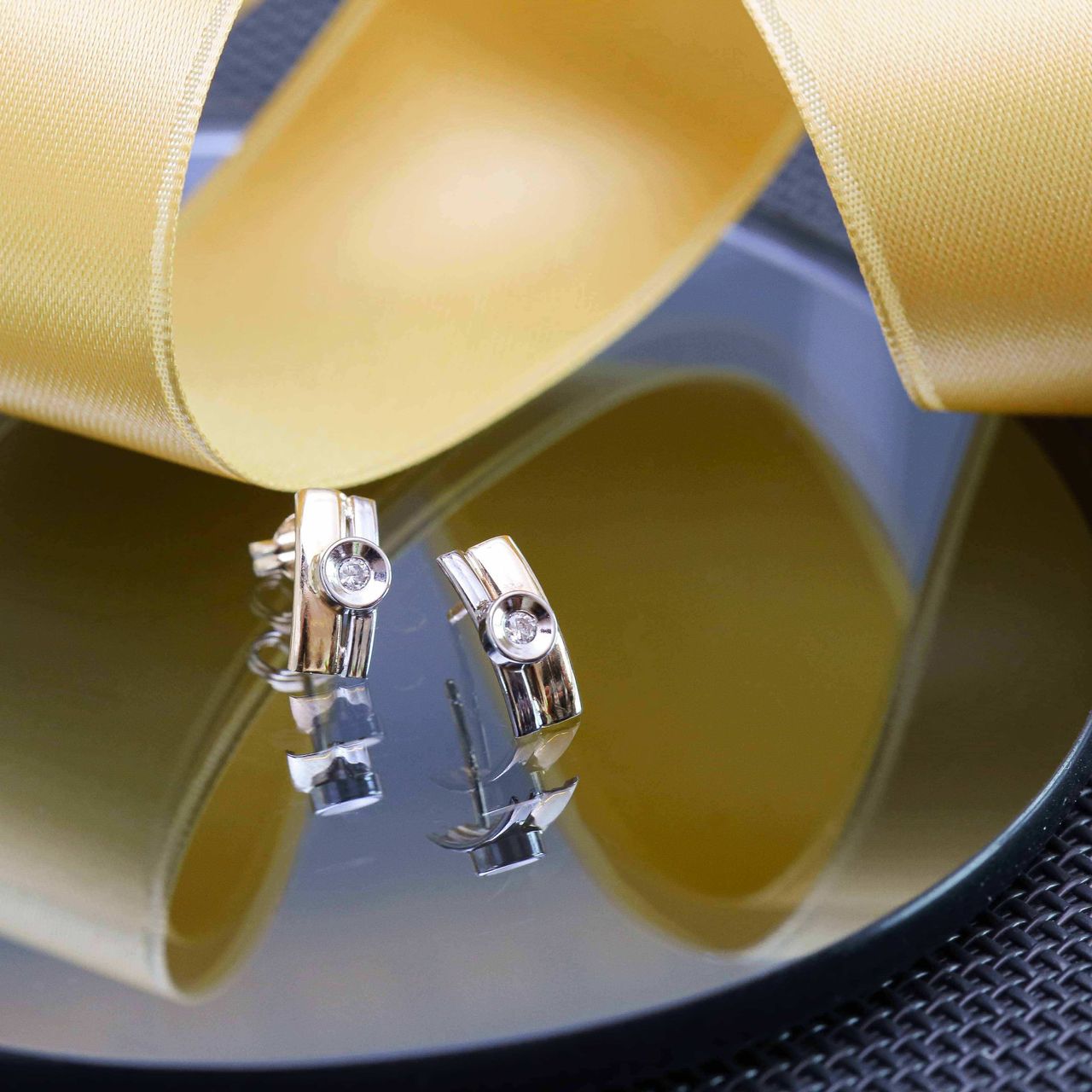 14 Karaat bicolor gouden oorbellen met zirkonia