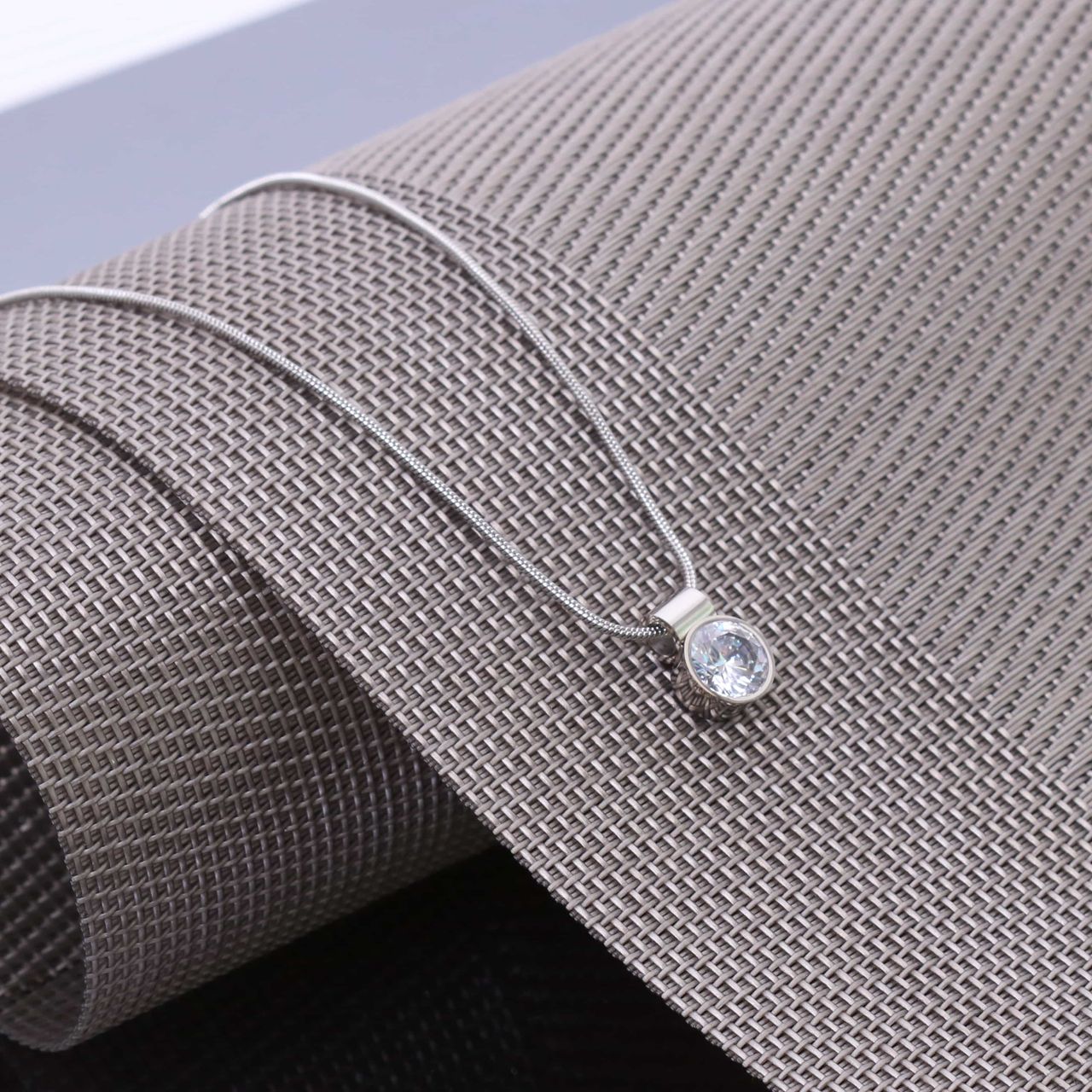 Gerecycleerd stainless steel ketting met witte zirkonia