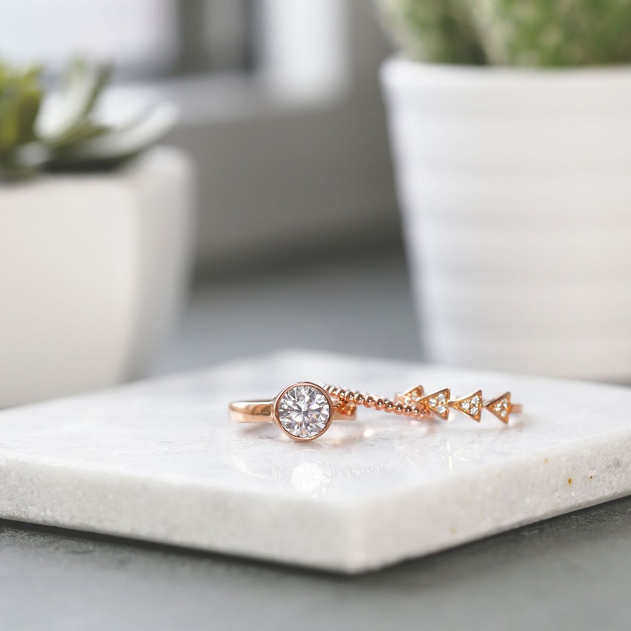 Gerecycleerd stalen ring roseplated met witte zirkonia