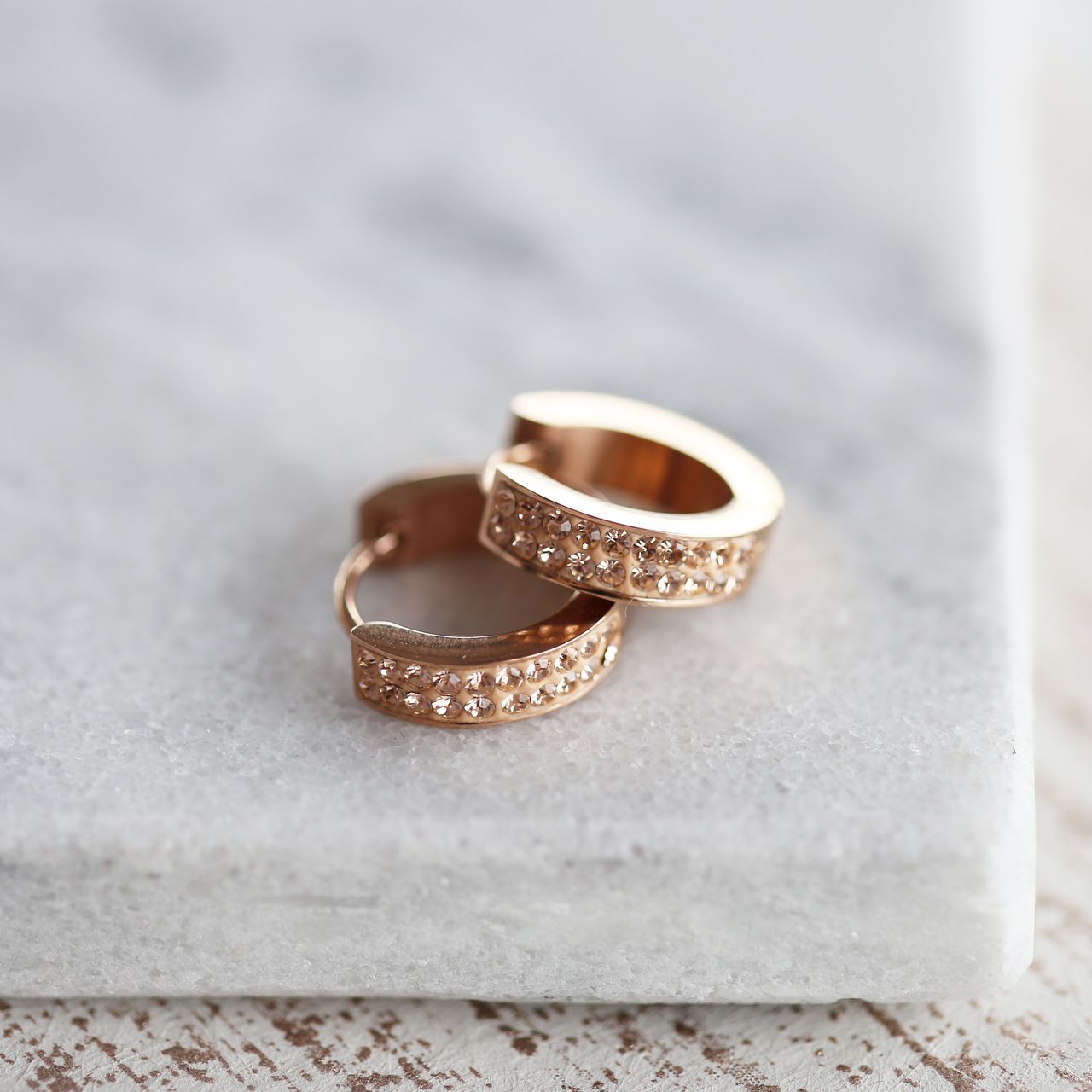 Stalen roséplated oorringen met rose plating en light peach kristal voor dames