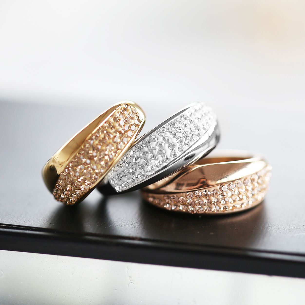 Gerecycleerd stainless steel ring roseplated light peach kristal