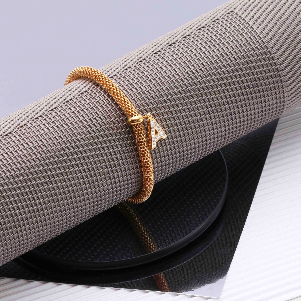 Gerecycleerd stainless steel armband mesh goldplated letter met kristal