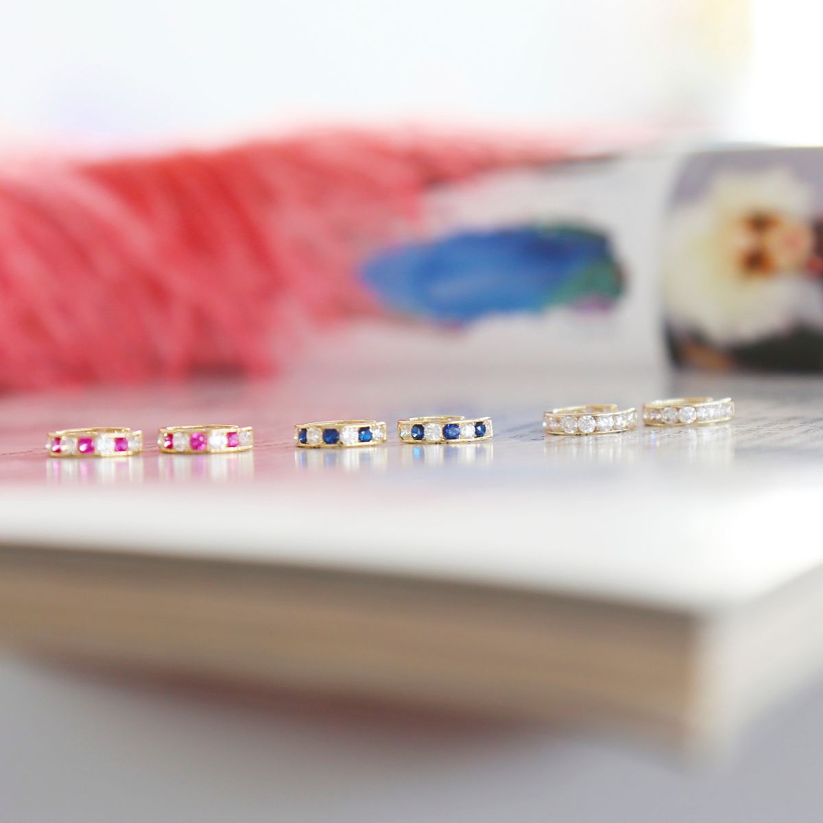 375 Gold Creolen mit weißen und blauen Zirkonia