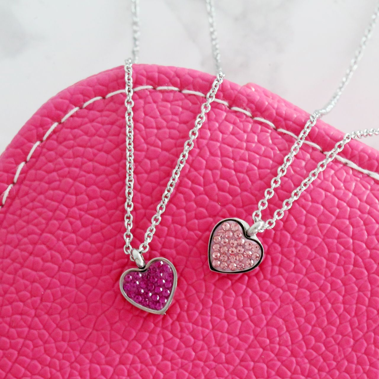 Gerecycleerd stainless steel kinderketting hart met fuchsia kristal