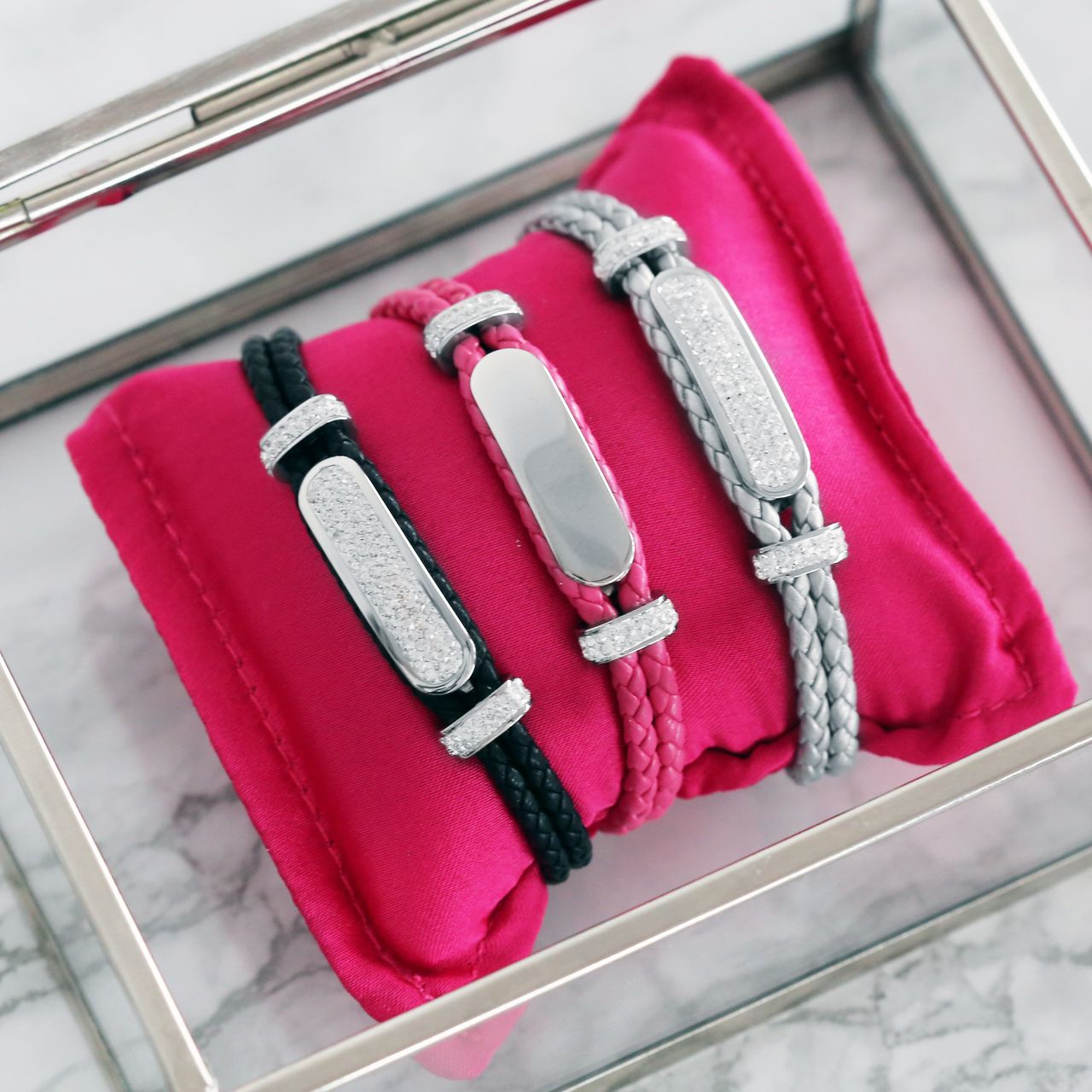 Edelstahl-Plattenarmband mit schwarzem Leder und Kristall