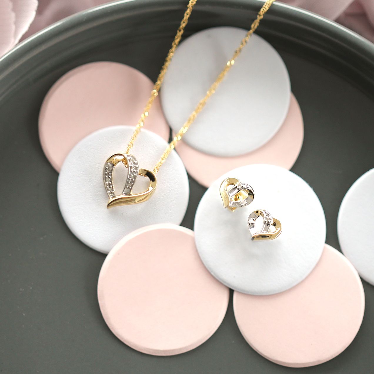 Diamond Luxury 14 karaat geelgouden oorknoppen hart met 4 diamanten voor dames