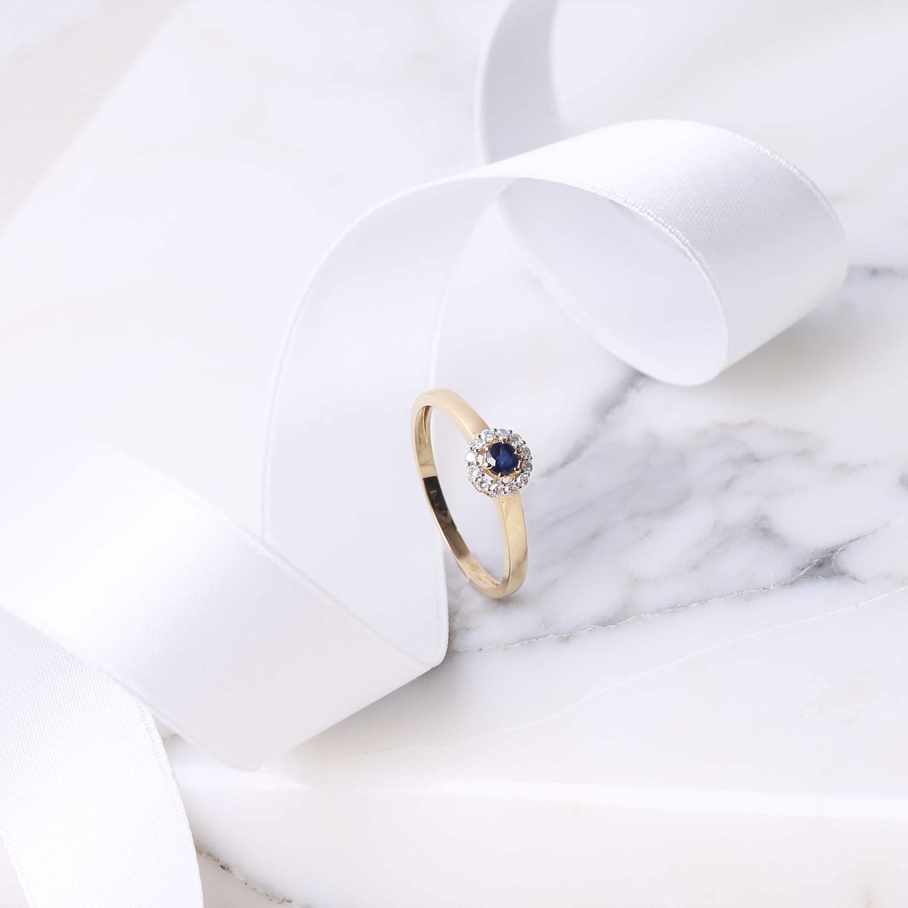 14K geelgouden ring saffier en 12 diamanten 0,08ct