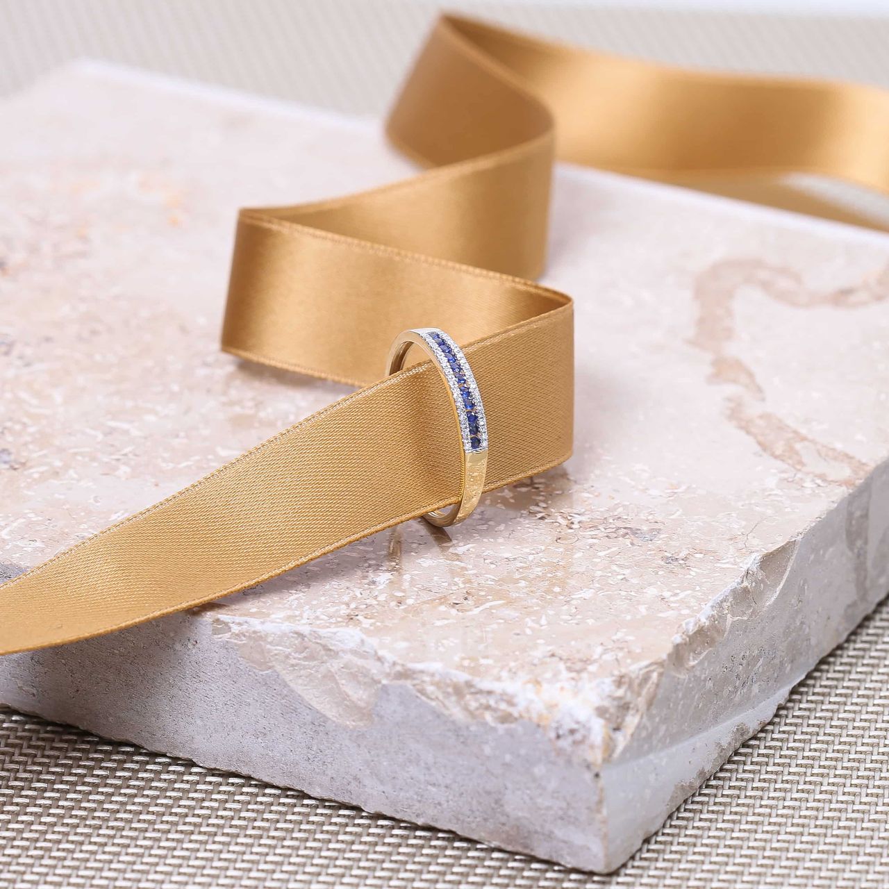 14Kgeelgouden ring saffier en diamant 0,06ct