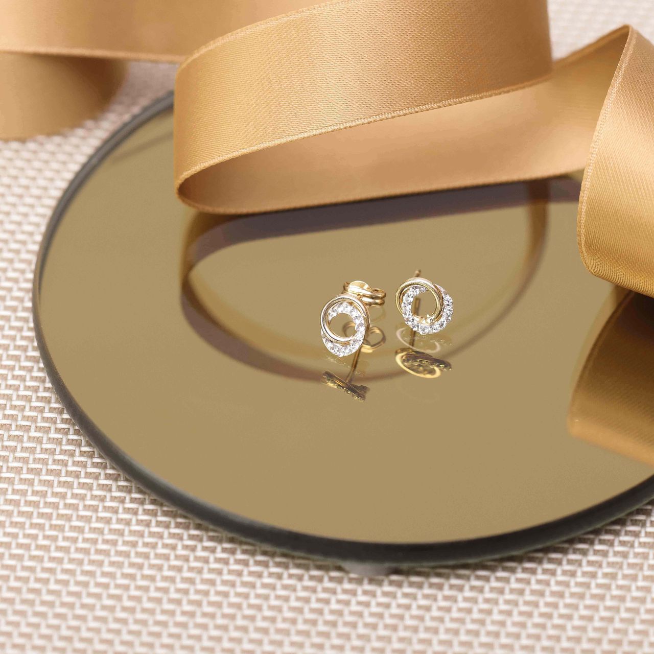 14 Karaat geelgouden oorbellen cirkel met kristal