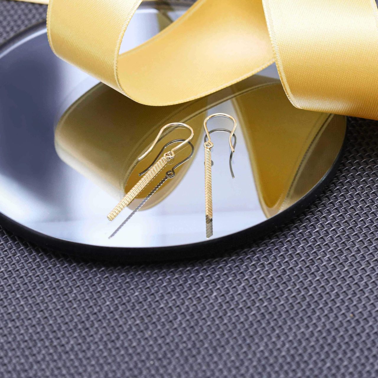 14k geelgouden oorbellen met rechthoekige hanger