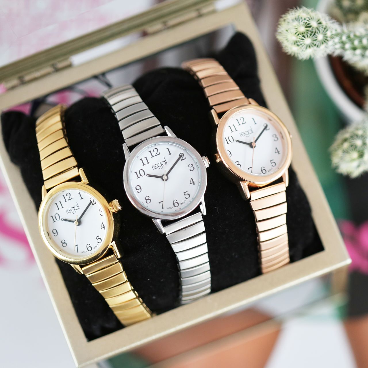 Regal rosekleurig horloge met rekband