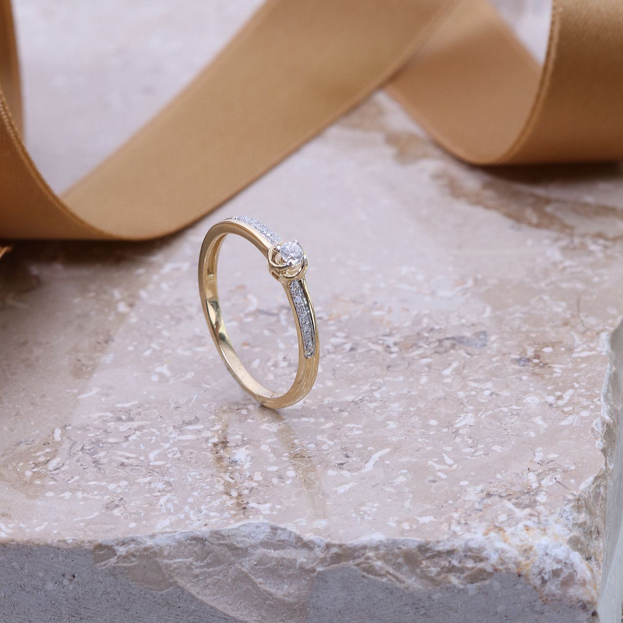14 Karaat geelgouden ring met 15 diamanten 0,09ct