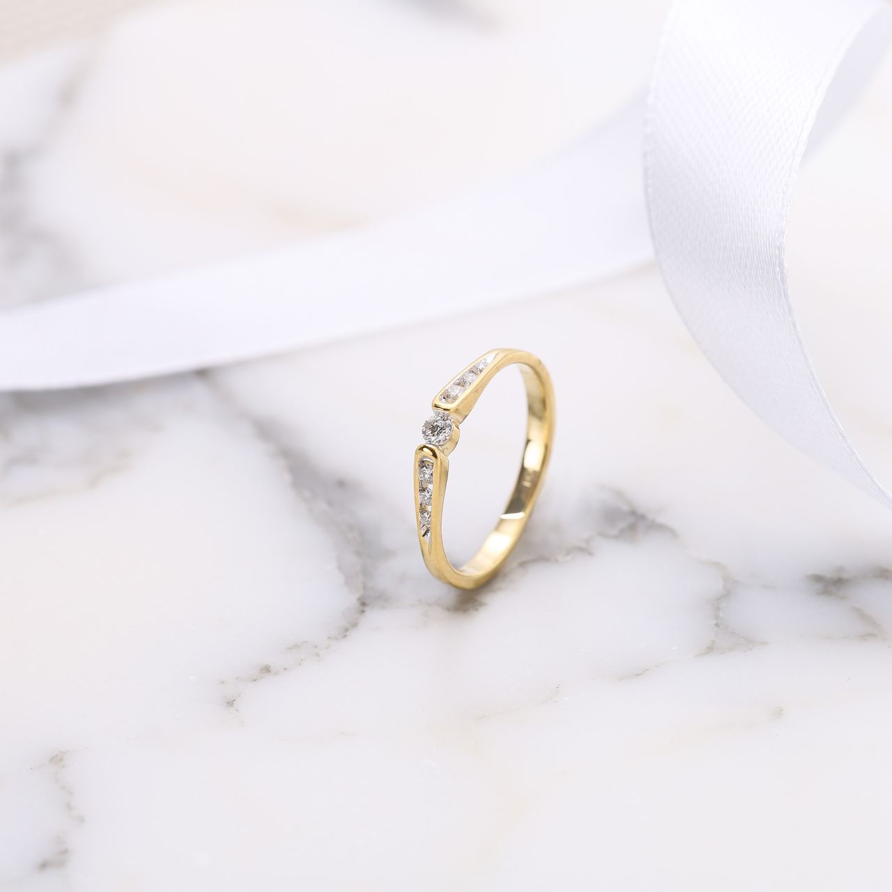 14 Karaat geelgouden ring met 7 diamanten 0,15ct