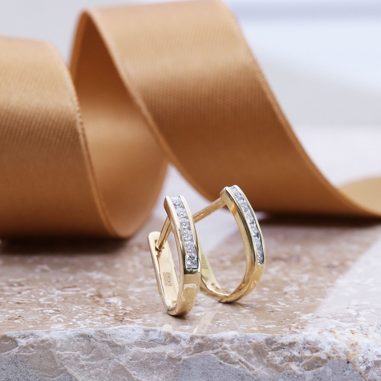 14 Karaat geelgouden oorbellen met diamant 0,18ct