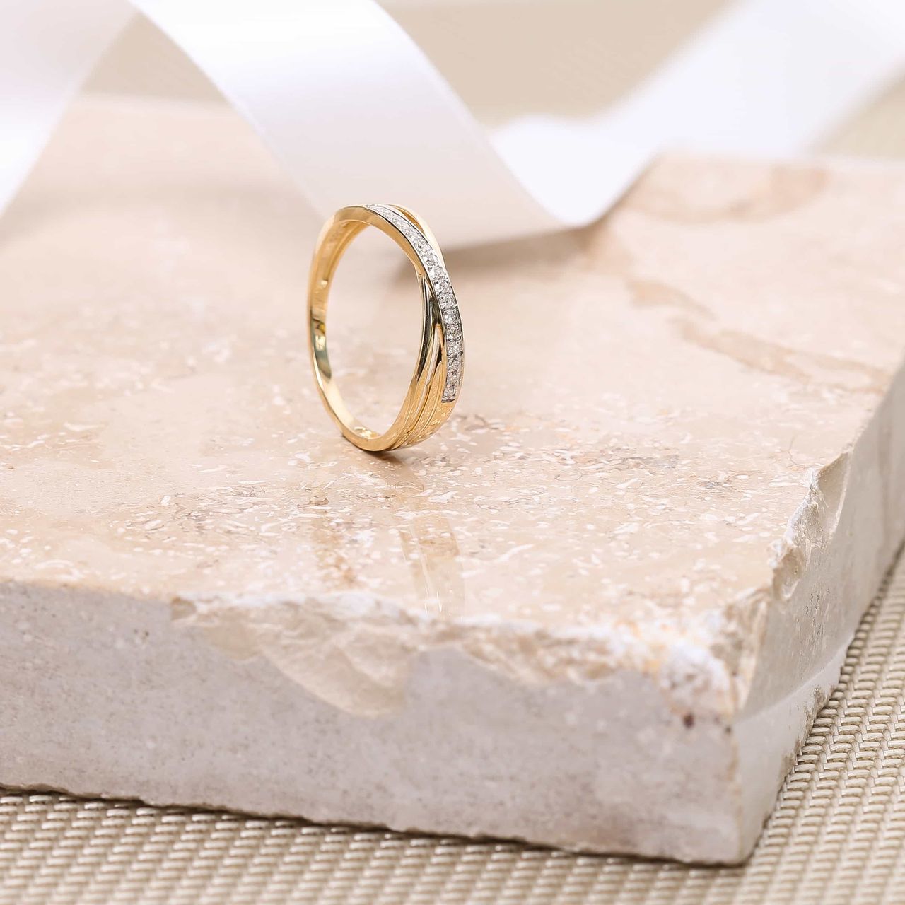 Ring aus 585 Gelbgold mit Diamant (0,10 ct)