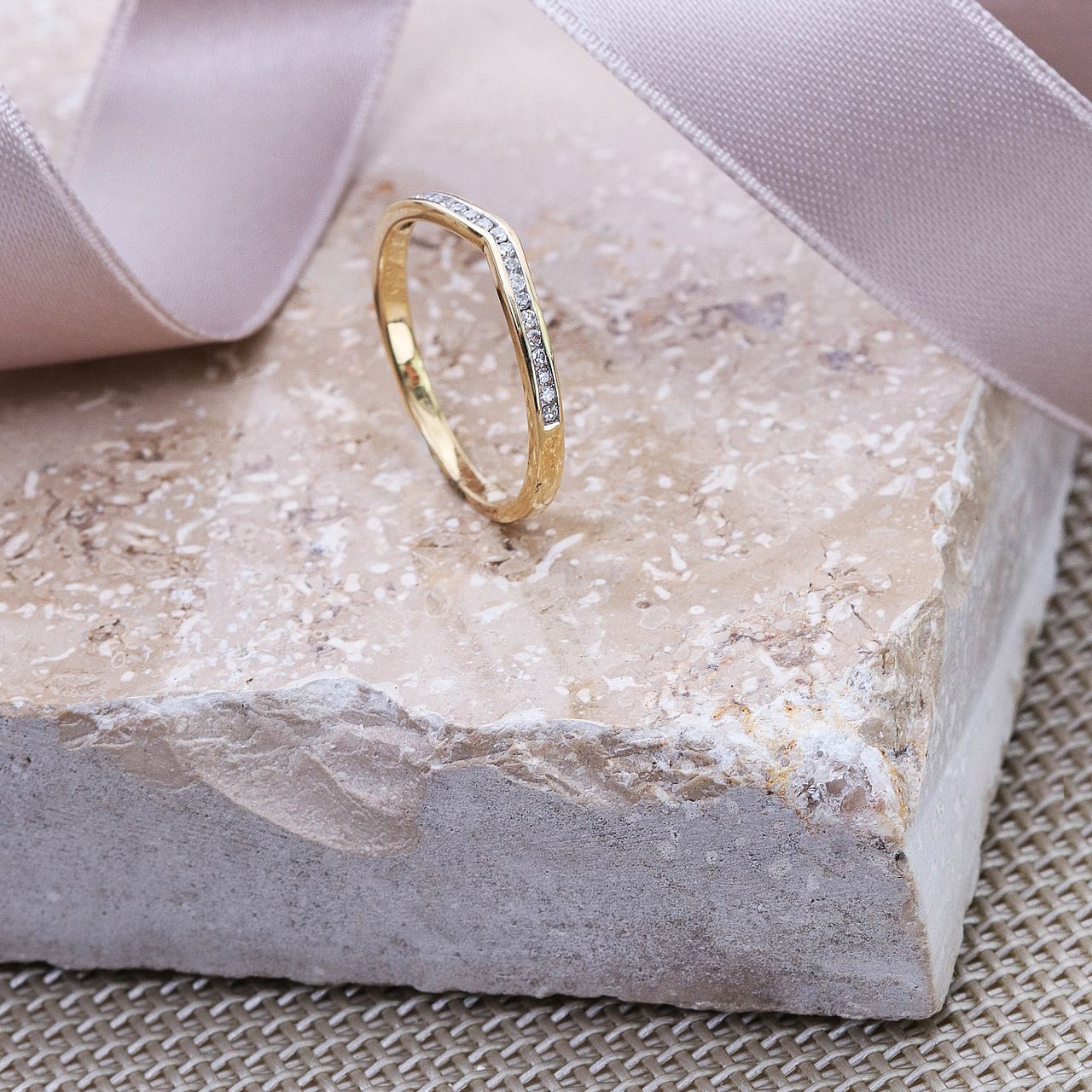 14 Karaat geelgouden ring met 21 diamanten 0,10ct
