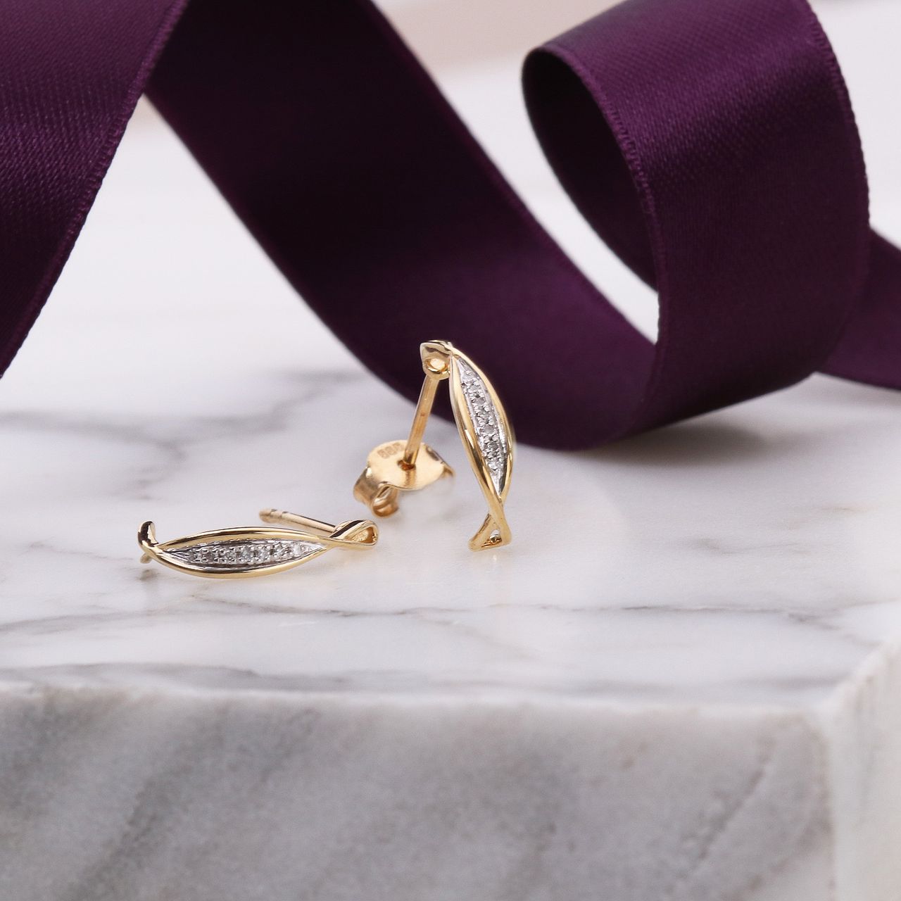 14 Karaat geelgouden oorbellen met diamant 0,04ct