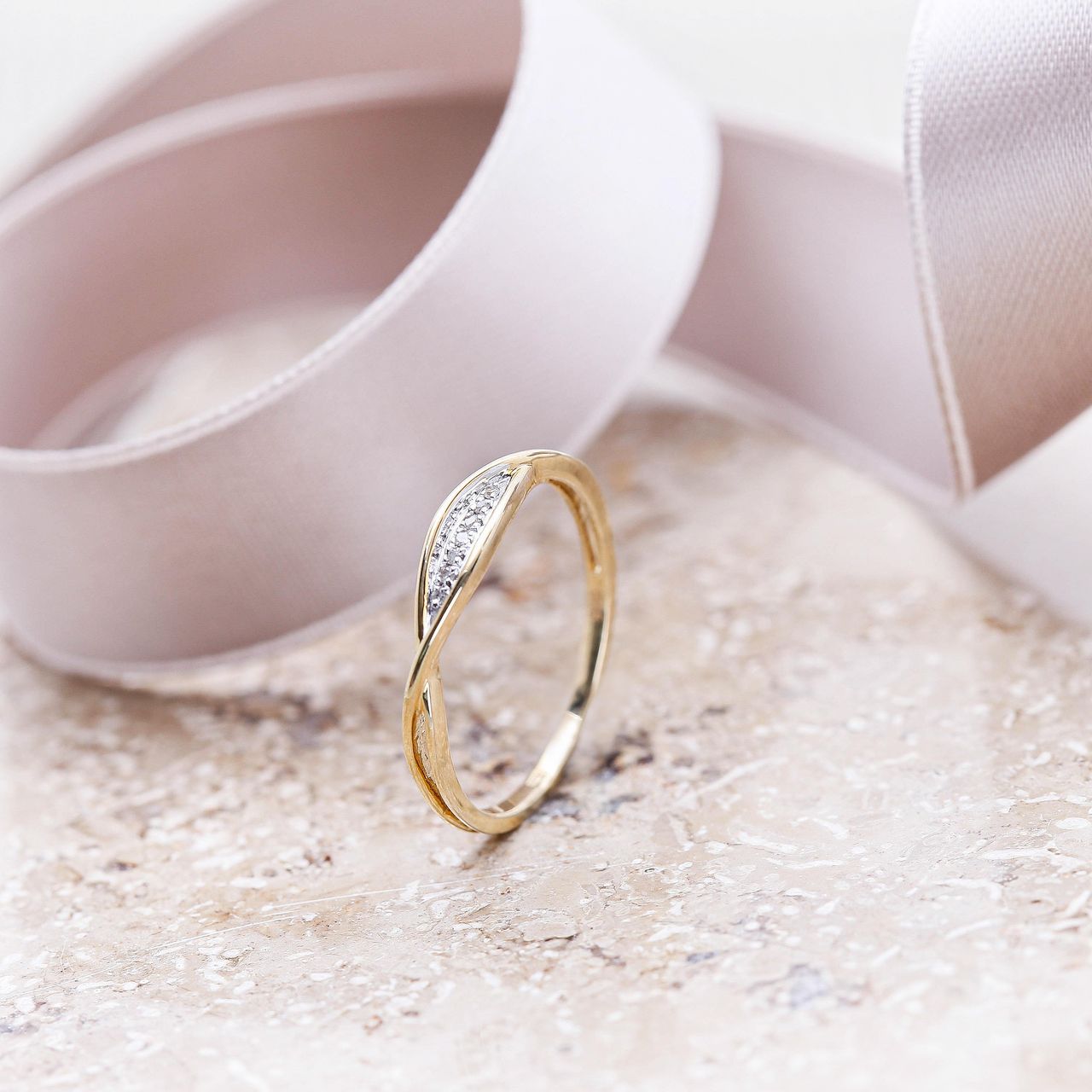 14 Karaat geelgouden ring  met 7 diamanten 0,02ct