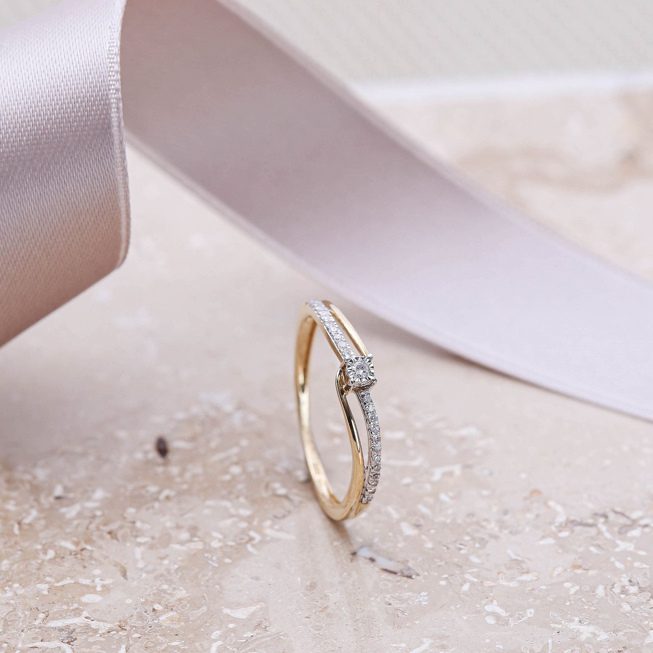 14 Karaat geelgouden ring met 25 diamanten 0,05ct