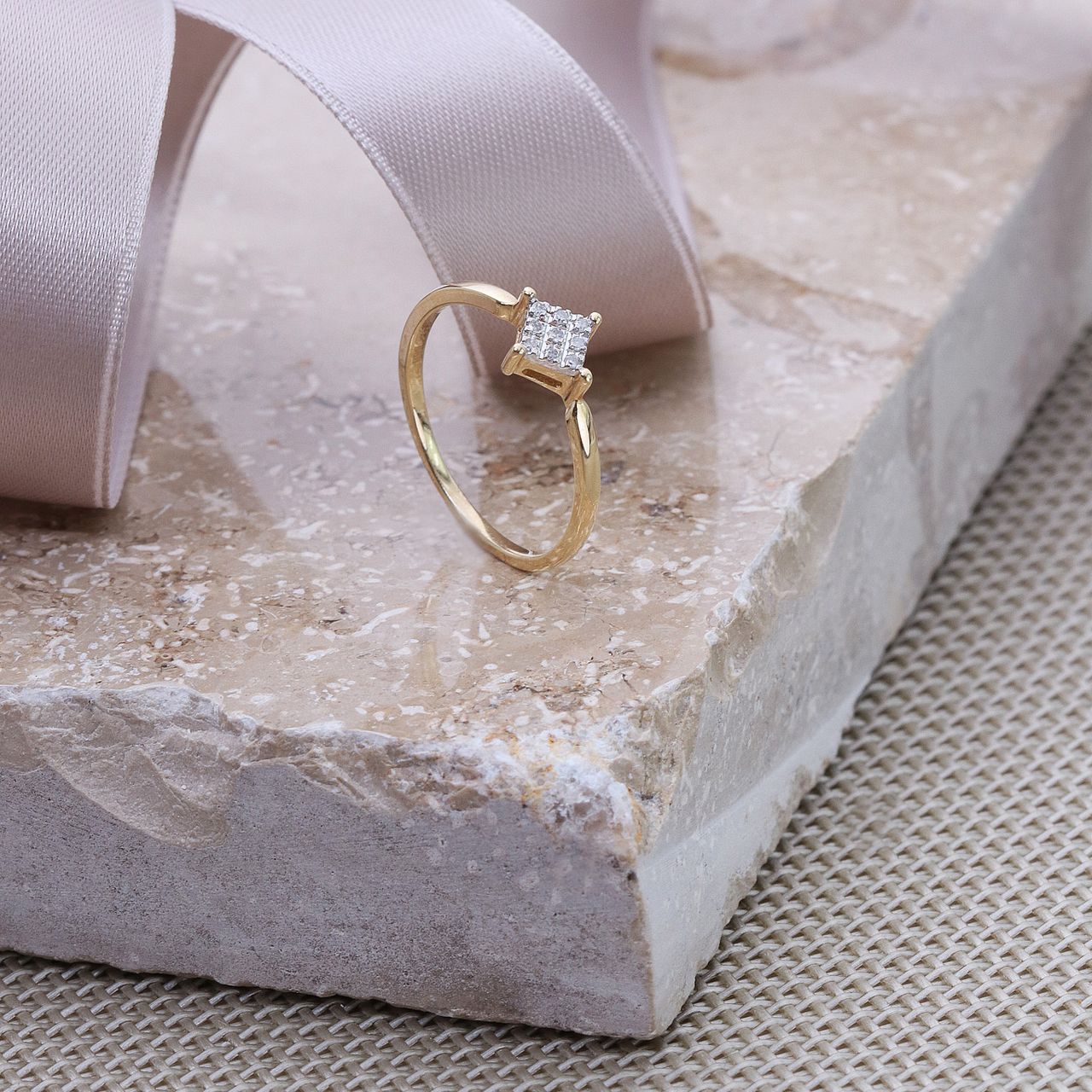 14 Karaat geelgouden ring met 9 diamanten 0,04ct
