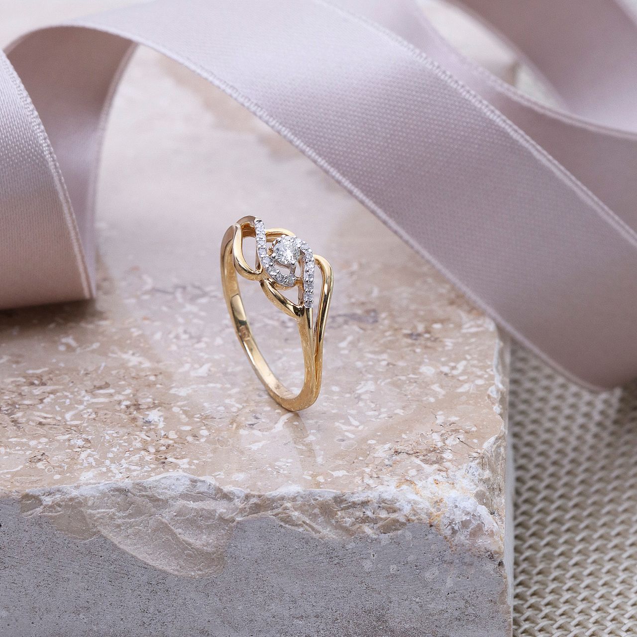 14 Karaat geelgouden ring met 19 diamanten 0,13ct