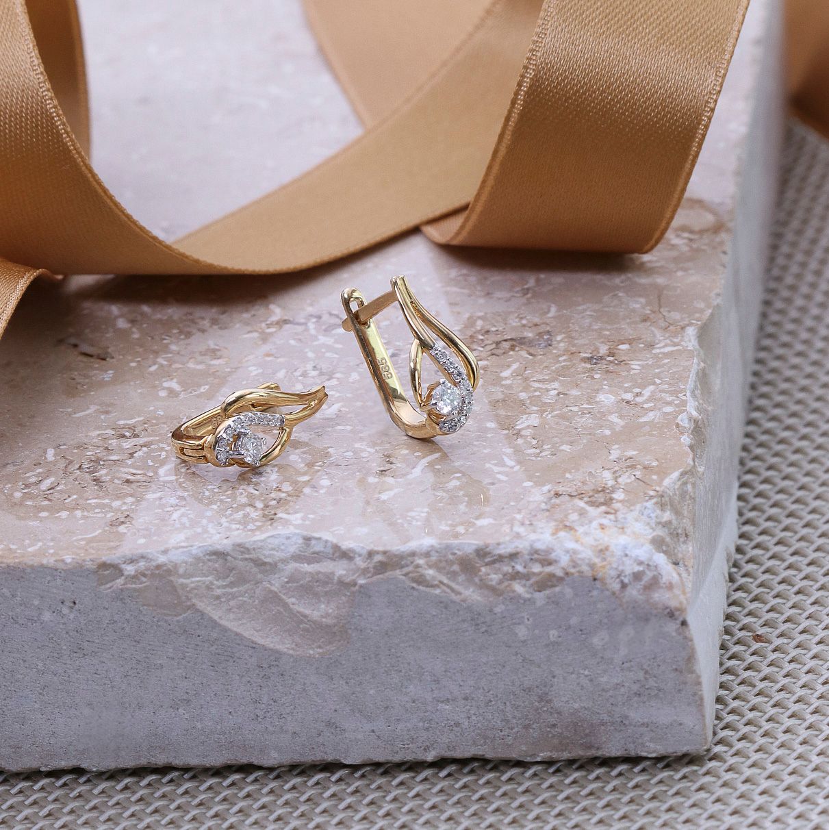 14K geelgouden oorbellen swirl met diamant 0,18ct