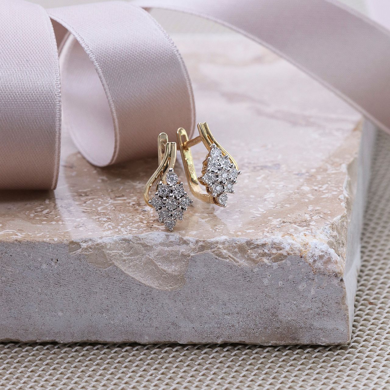 14K gouden oorbellen entourage met diamant 0,16