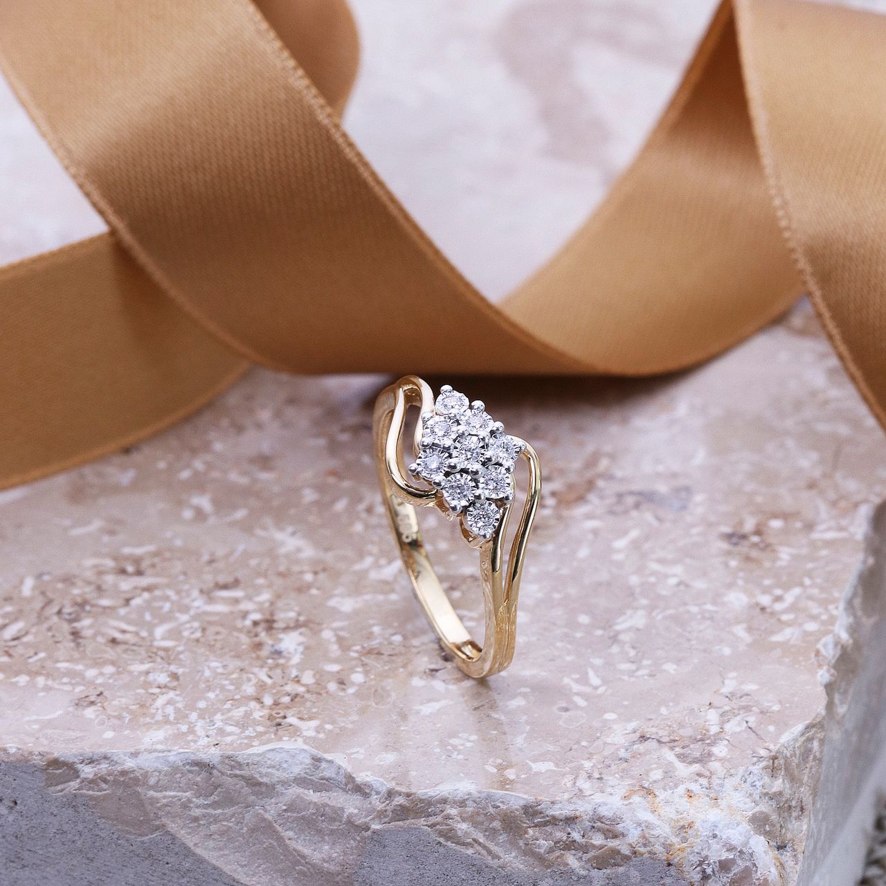 14 karaat geelgouden ring entourage 9 diamanten 0,08ct