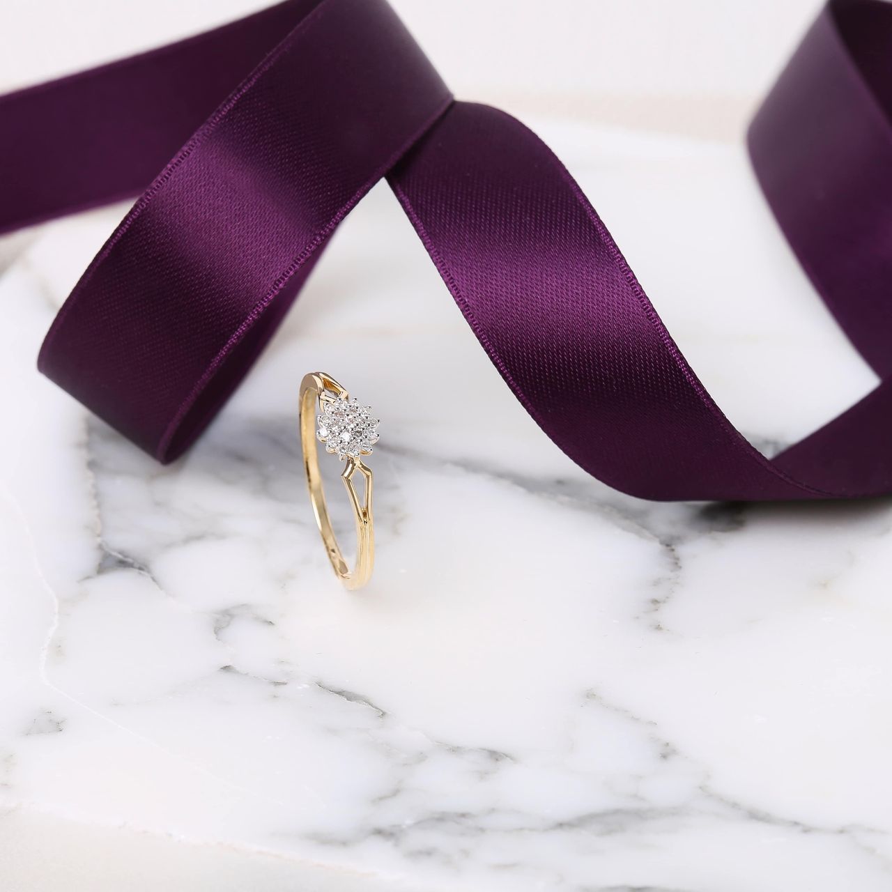 Ring, 585 Gelbgold, Entourage mit Diamant