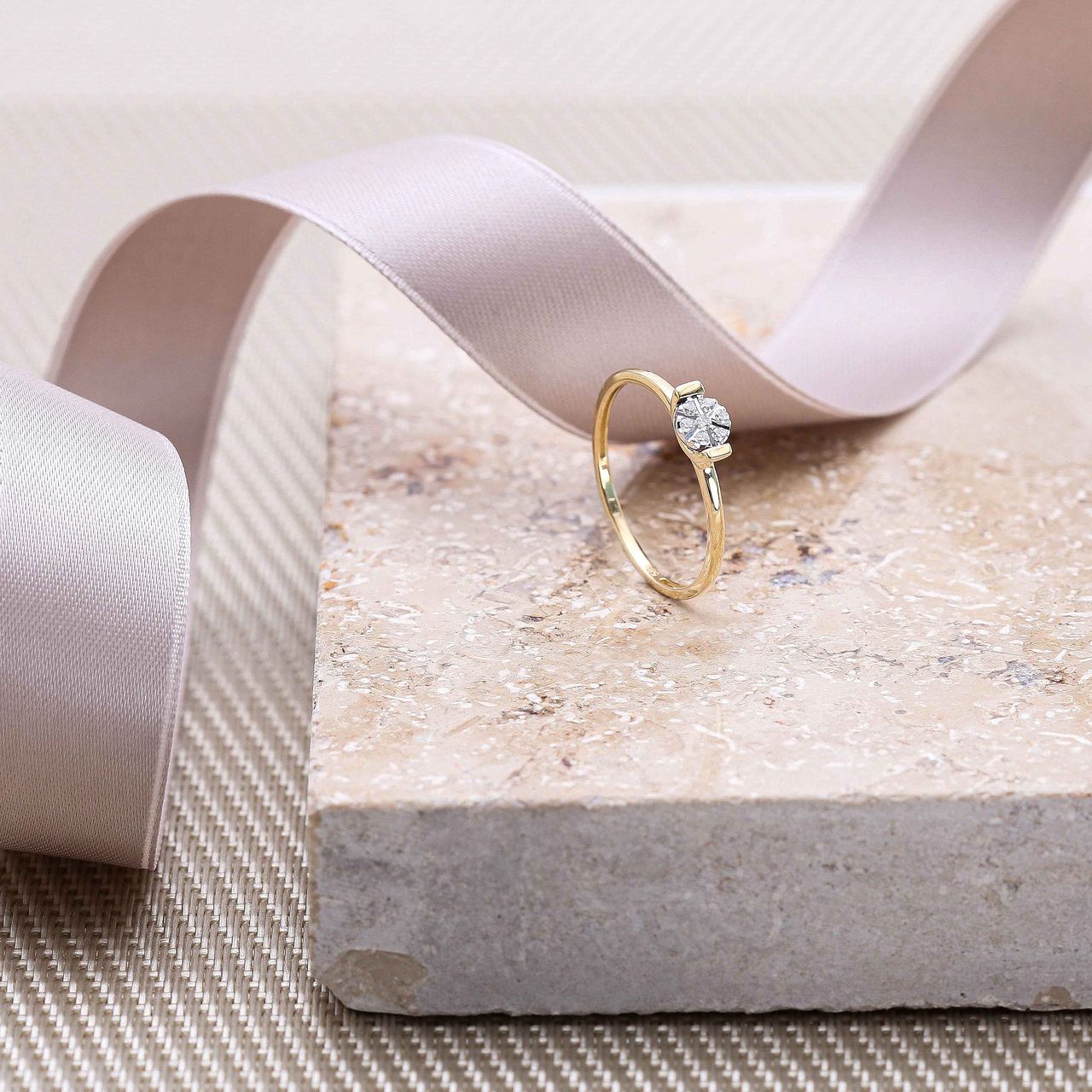 14 karaat geelgouden ring entourage 7 diamanten 0,06ct