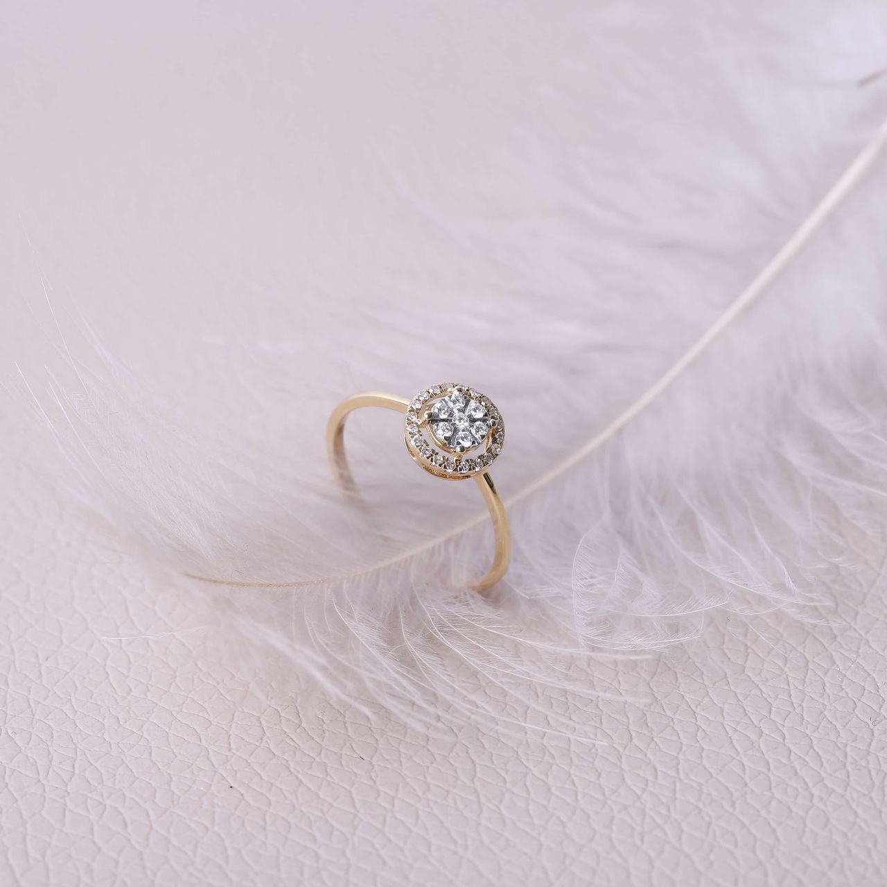 14 karaat geelgouden ring entourage 27 diamanten 0,13ct