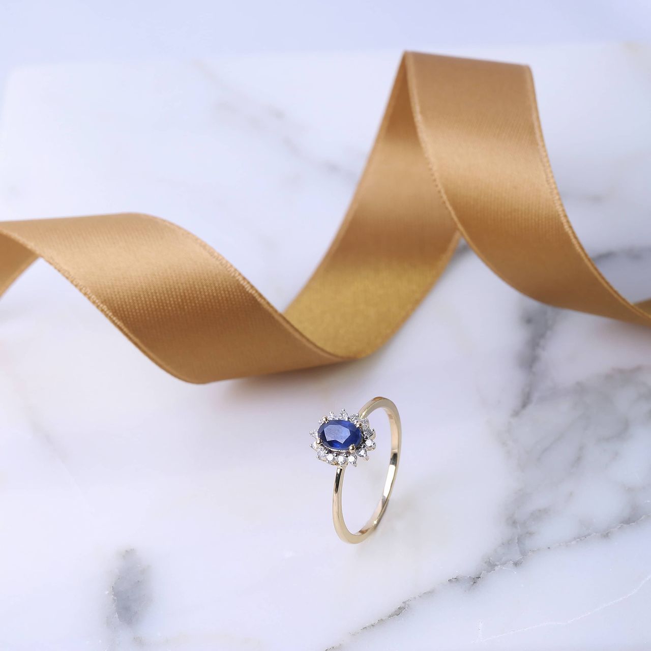 14K geelgouden ring met saffier en diamant 0,08ct