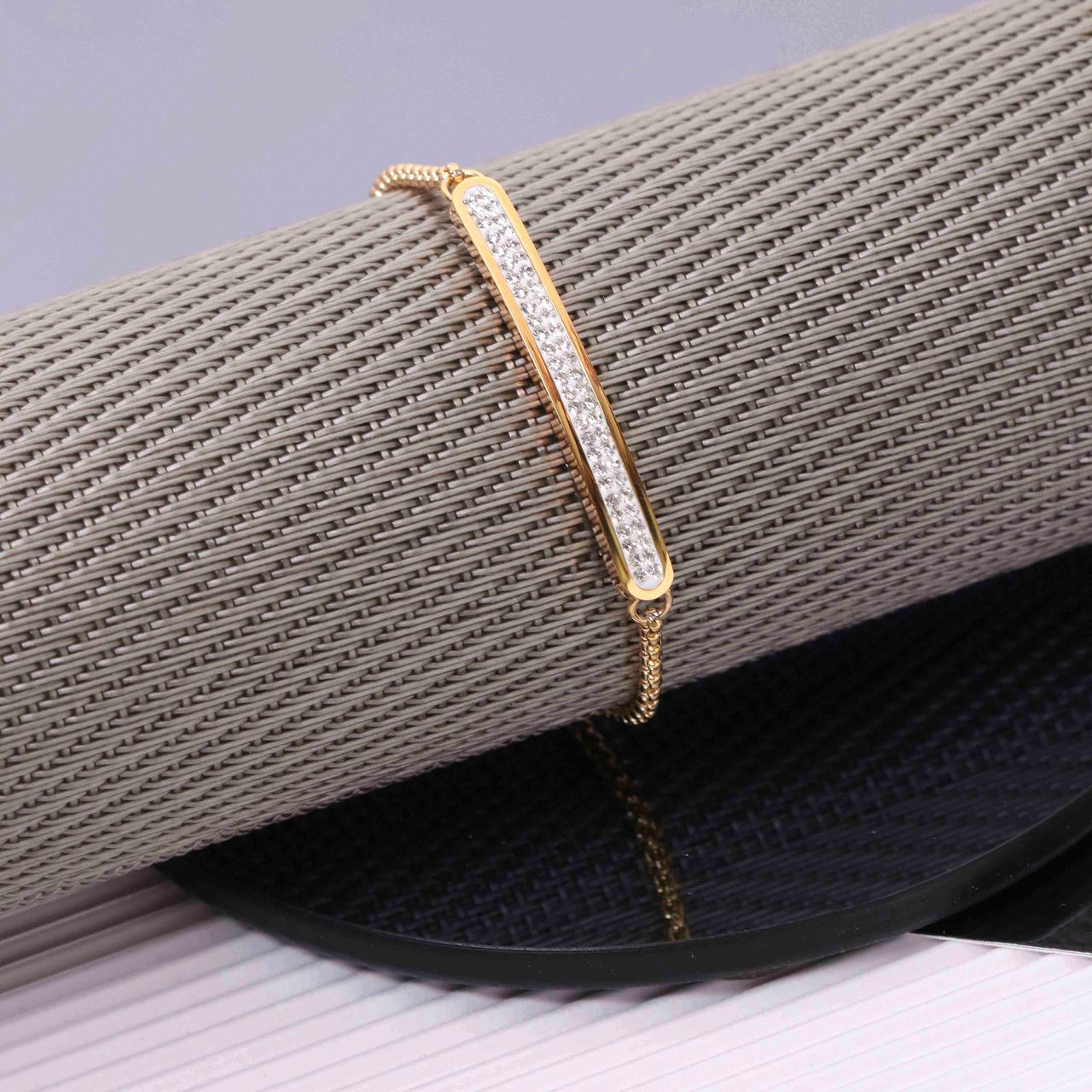 Gerecycleerd stainless steel plaatarmband goldplated wit kristal