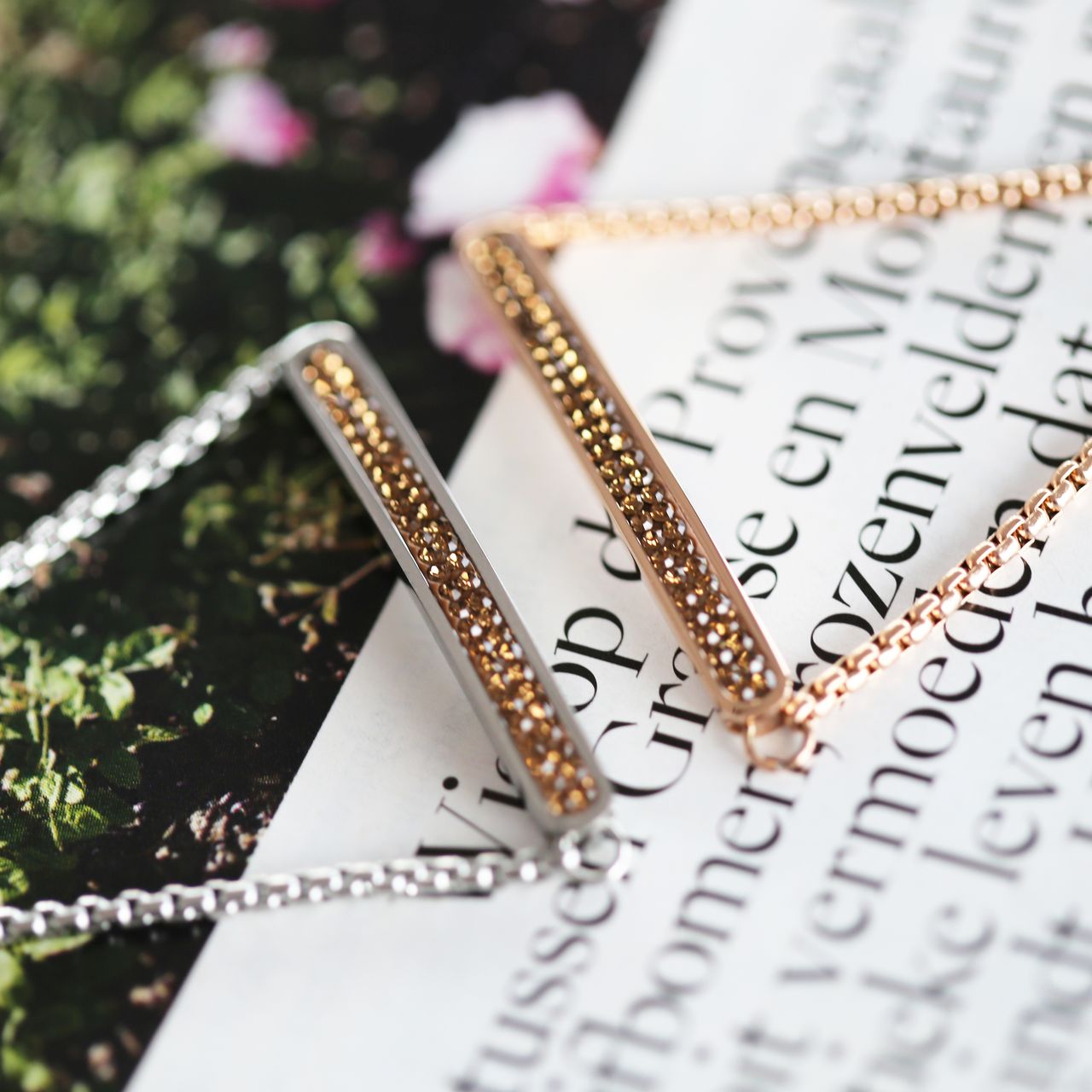 Stainless steel roséplated plaatarmband met bruin kristal voor dames