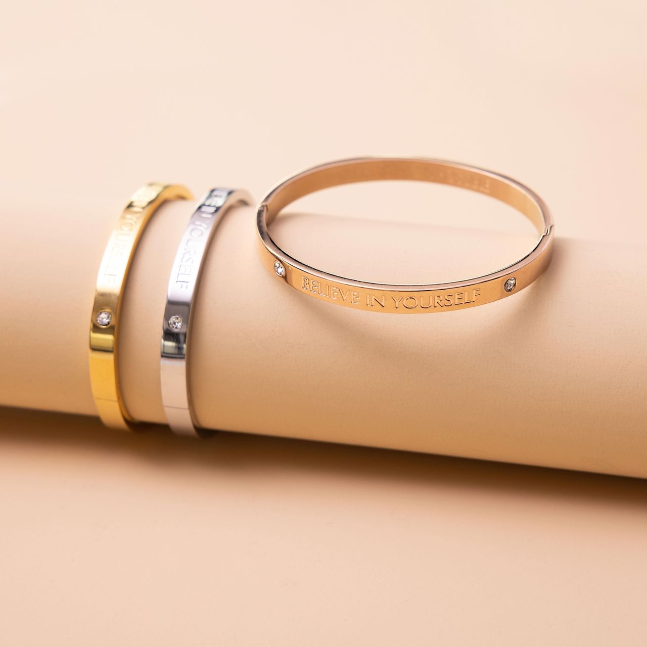 Bangle-Armreif aus Edelstahl von Guess mit Text ,,Believe"