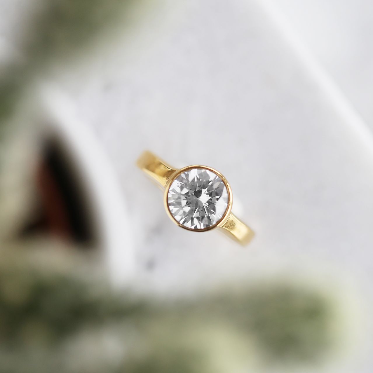 Gerecycled stalen ring goldplated met wit zirkonia