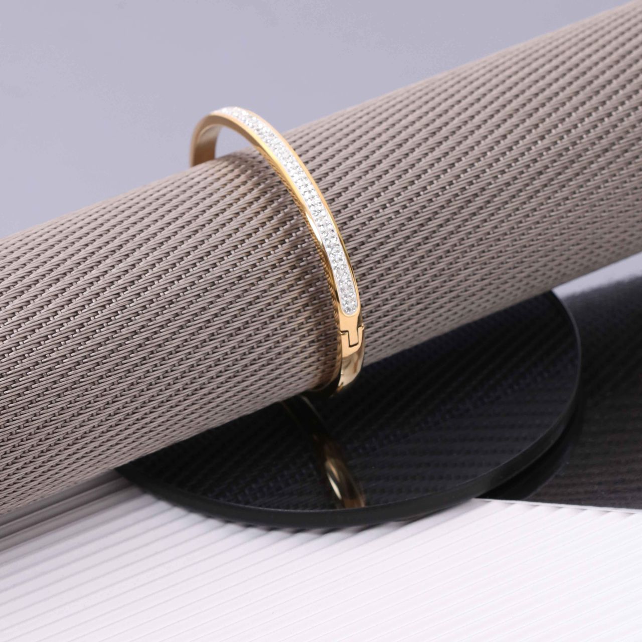 Gerecycleerd stalen armband goldplated wit kristal