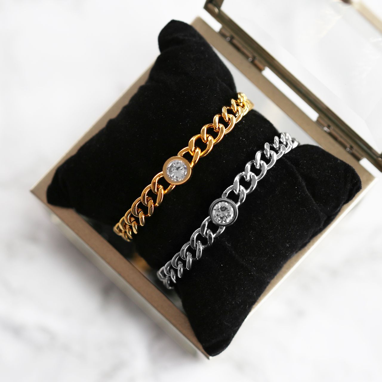 Gerecycleerd stalen armband goldplated met wit zirkonia