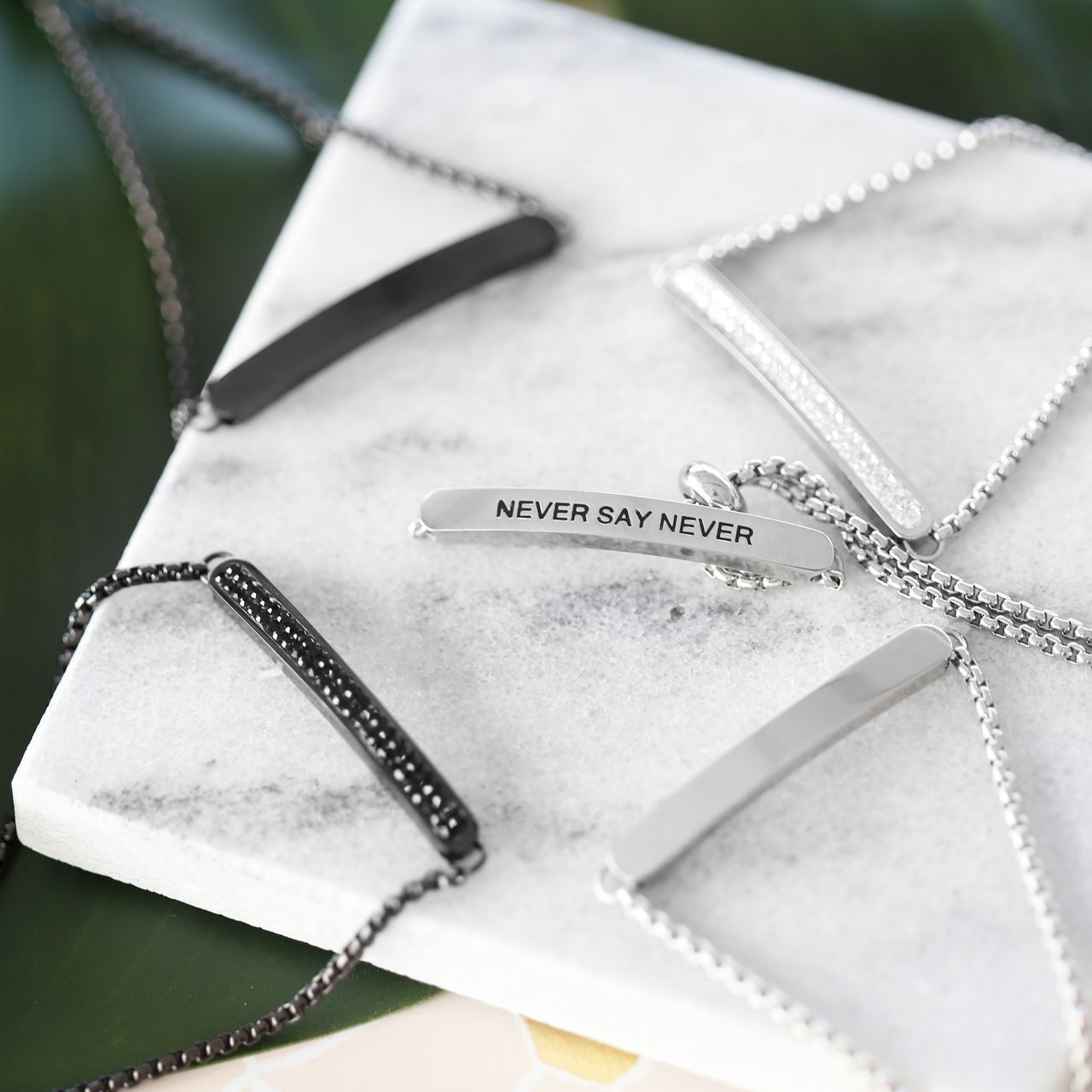Gerecycleerd stainless steel plaatarmband never say never
