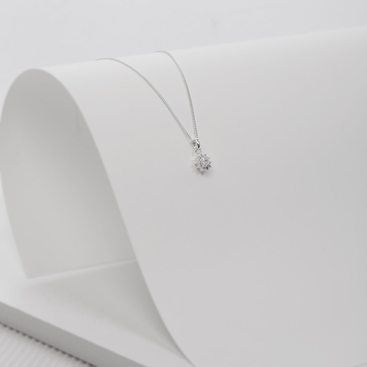 Zilveren ketting met hanger entourage wit