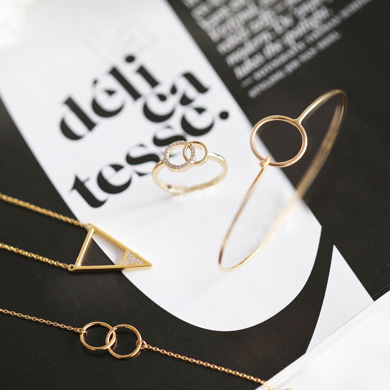 Goldplated ketting driehoek met zirkonia