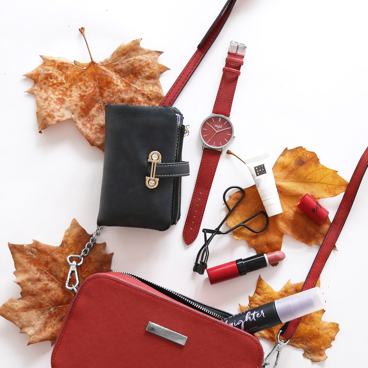 Regal horloge met een rode pu leren band
