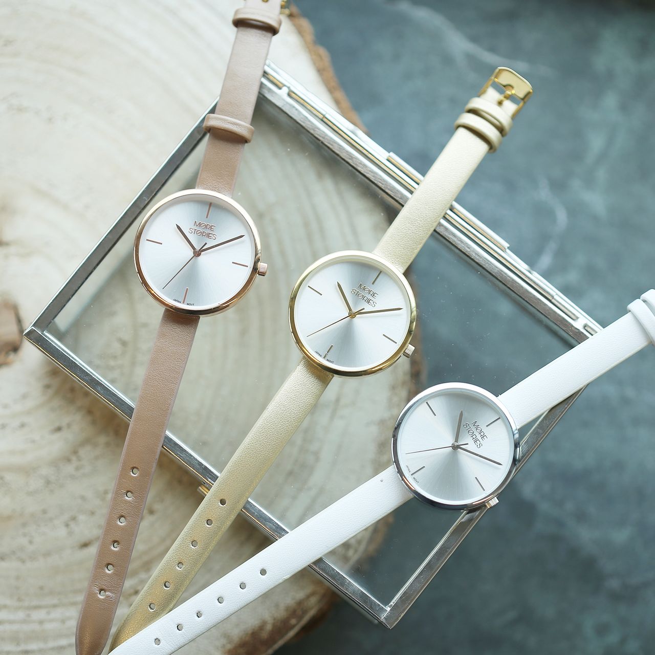 More Stories horloge met een witte leren band