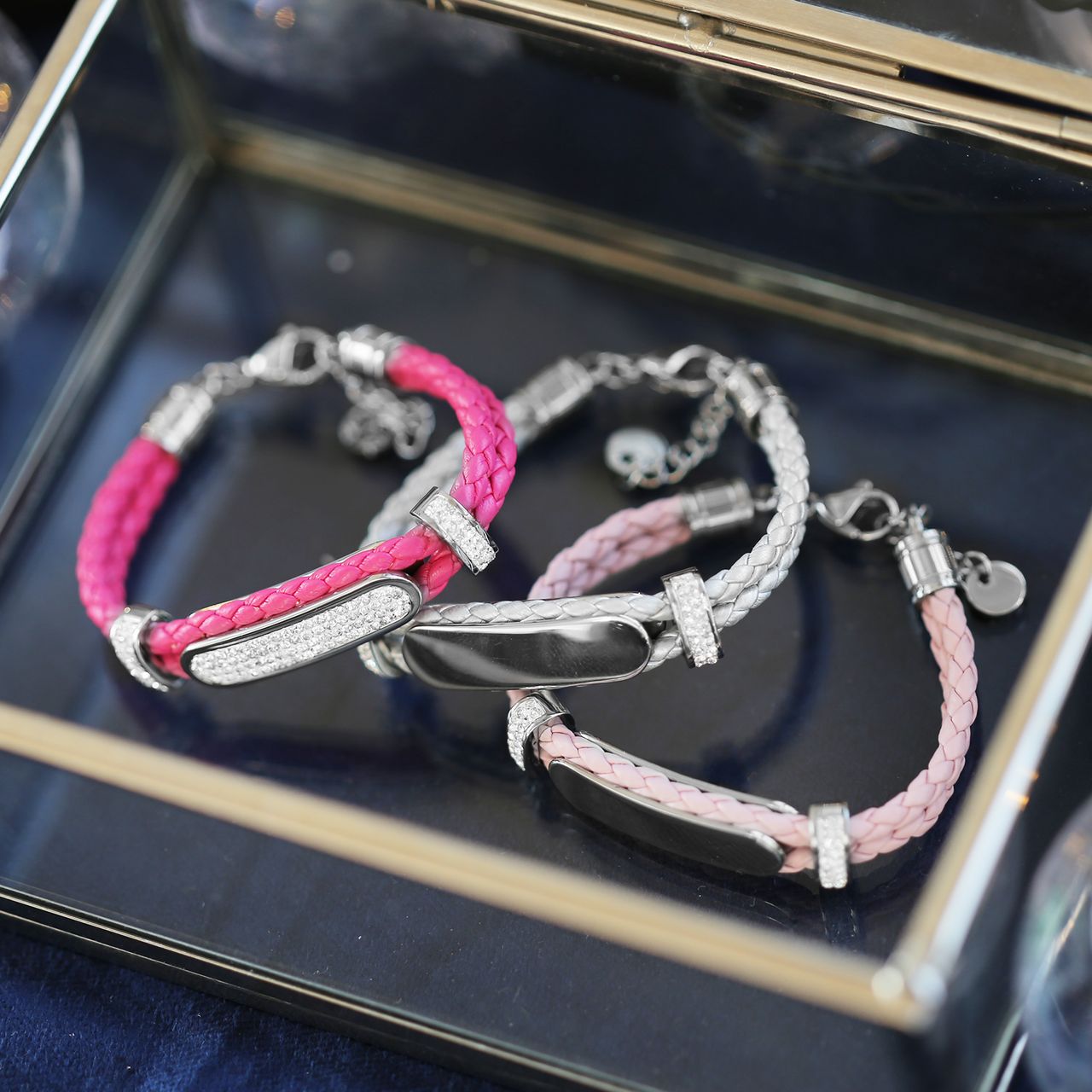 Gerecycleerd stainless steel kinderplaatarmband leer roze met kristal